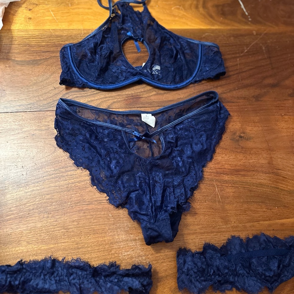 Elegant Navy Lace Lingerie Set